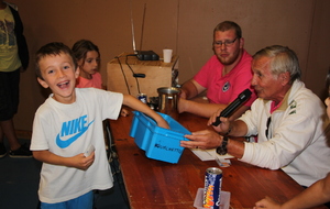 Il n'y a pas d'âge pour le bénévolat ! Merci Simon (et les autres) pour la vente des tickets de tombola.